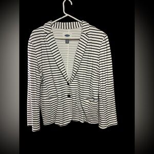 Old navy size XL black and white Blazer. Washes up really goods and very comfy
